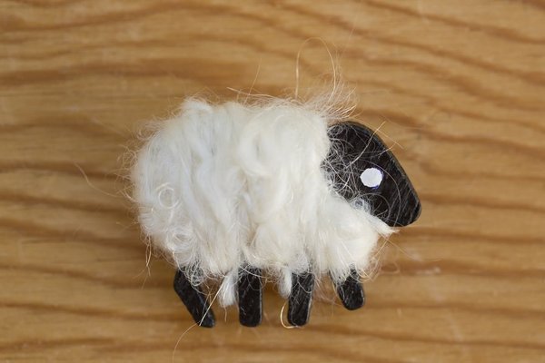 Brosche mit Schaf