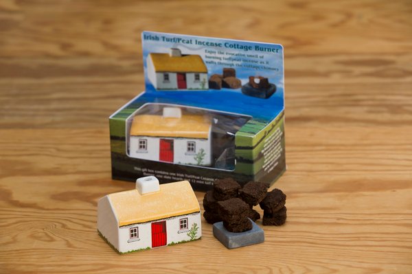 ein Cottage Set von Irish Turf Peat Incense mit Keramikcottage, Feuerstelle und Torfbriketts