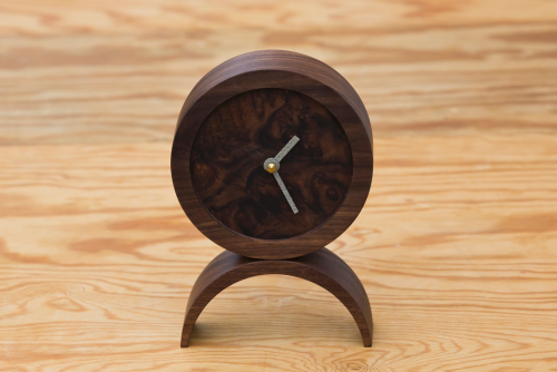 Uhr "Roisin" aus Walnuss- und Wurzelnussholz (dunkel)