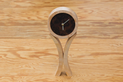 Uhr "Niamh" aus Platanen- und Walnussholz, schlankes Design
